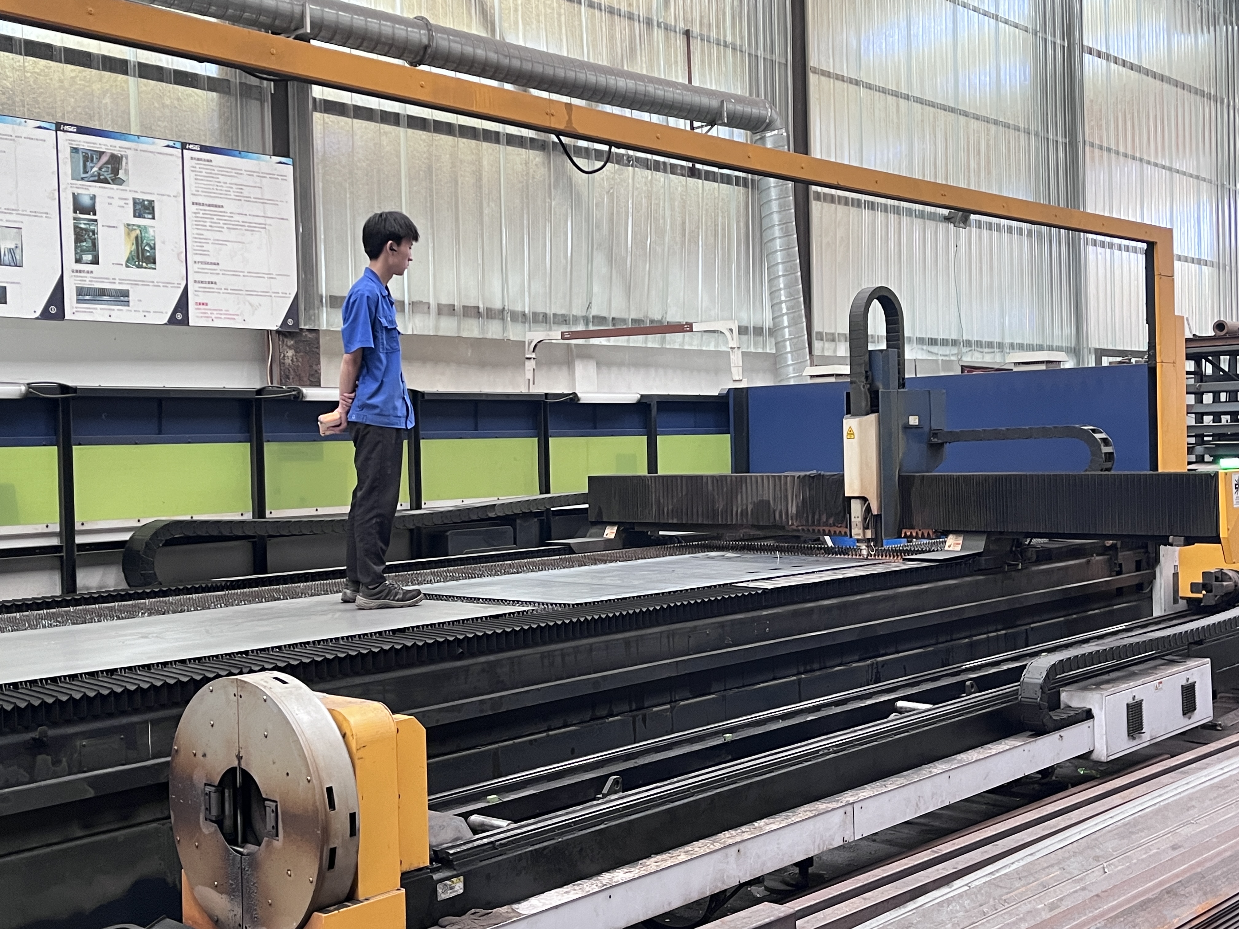 钣金车间生产场景